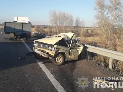 На Харківщині вантажівка в’їхала в легковик, є загиблий та четверо поранені