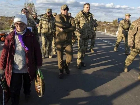 Міністр оборони назвав умови розведення військ у Петрівському і Золотому