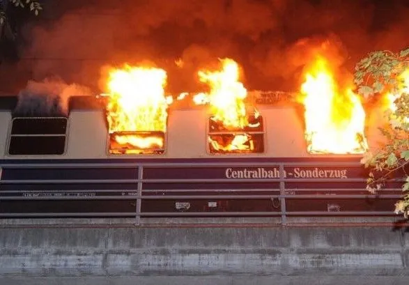 В Берлине загорелся поезд для футбольных фанатов, есть пострадавшие