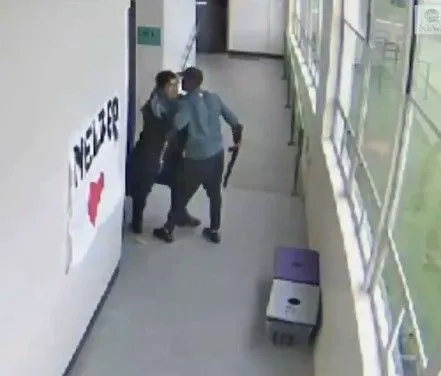 В школе в США учитель обезоружил ученика, обняв его