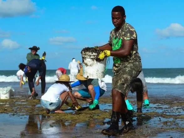 Тысячи добровольцев очищали побережье Бразилии от нефти