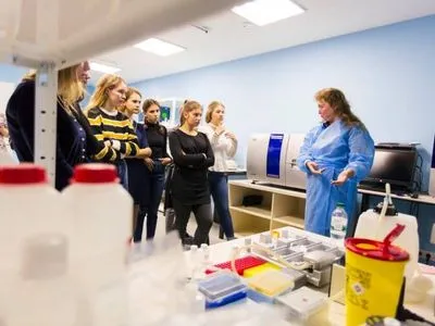 Біотехнології – для дівчат: STEM is FEM познайомив із галуззю українських школярок