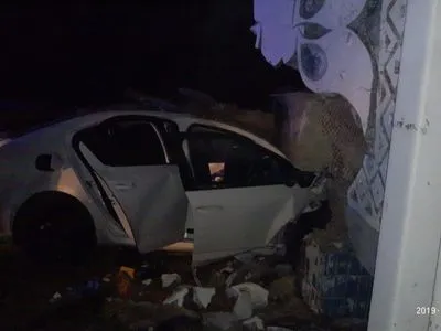 Часть бетонной стелы обвалилась на автомобиль, водитель погиб