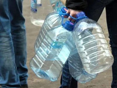У відключені від водопостачання Лисичанськ та околиці підвезли 460 кубів води