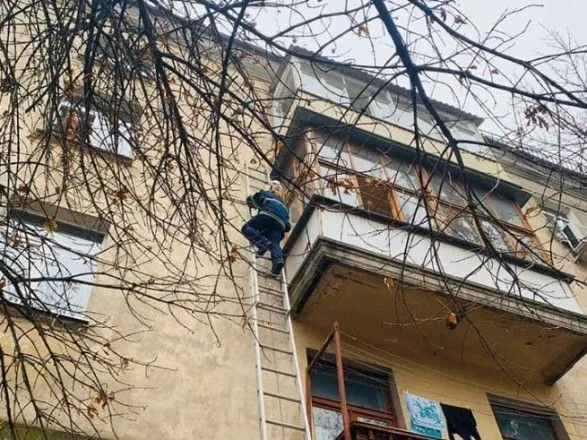 У Миколаєві довелося визволяти чоловіка, якого на балконі зачинив дворічний хлопчик