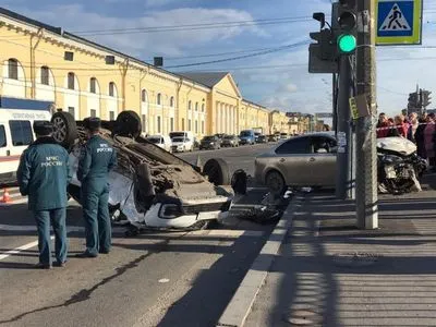 В Петербурге два автомобиля врезались в людей на пешеходном переходе