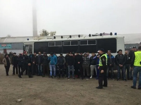 На Троєщині затримали групу із 17 нелегальних мігрантів