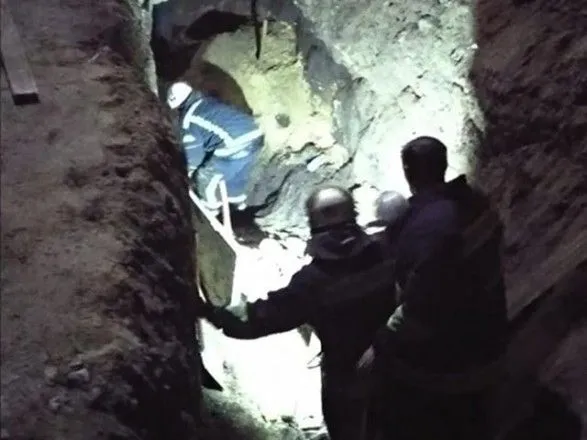 Житель Олександрії опинився під землею через зсув ґрунту