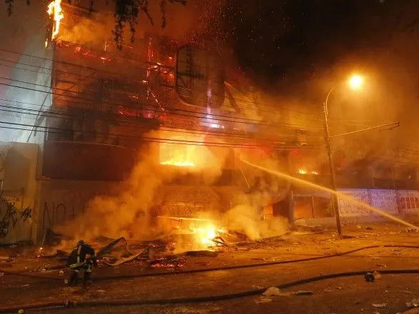 Массовые беспорядки в Чили: автомобиль наехал на протестующих, 2 погибших, десятки травмированных