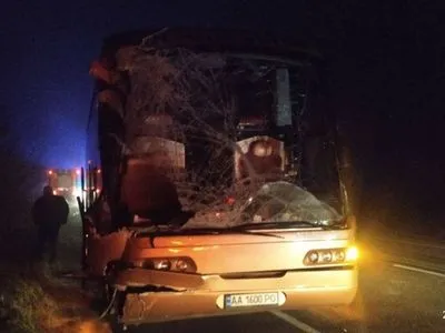 В Ровенской области автобус "Киев-Варшава" столкнулся с грузовиком, один из водителей погиб