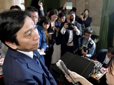Міністр у Японії пішов у відставку через звинувачення в підкупі виборців динями і морепродуктами