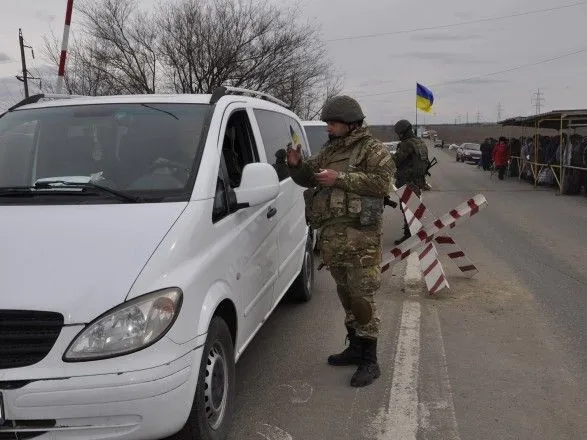 На КПВВ на Донбасі в чергах застрягли 300 автомобілів