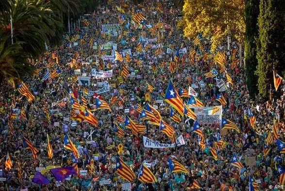 У Барселоні сотні тисяч людей вийшли підтримати лідерів руху за незалежність