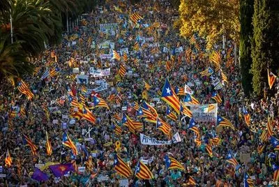В Барселоне сотни тысяч людей вышли поддержать лидеров движения за независимость