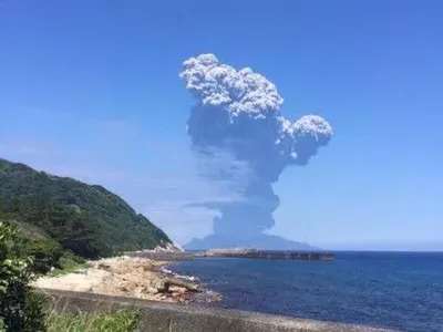 Власти Японии предупредили о возможном извержении вулкана Синдаке