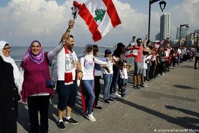 Тысячи демонстрантов в Ливане образовали огромный живую цепь