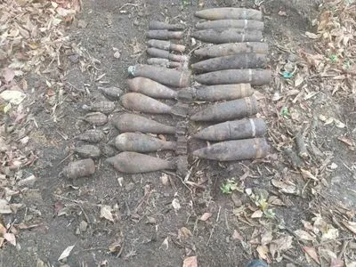 Неподалеку от села в Днепропетровской области нашли почти 30 взрывоопасных боеприпасов