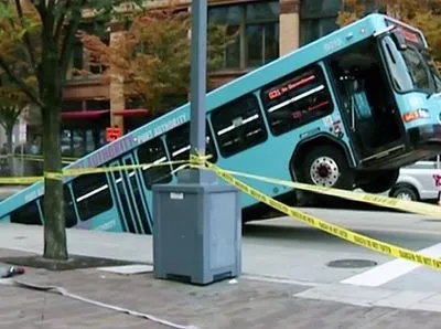 В США автобус частично провалился в воронку и повис над дорогой