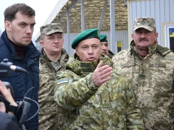 Премьер-министр посетил зону ООС на Донбассе