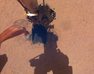 Роботу зонда InSight знову зупинили, його бур частково вилетів з ґрунту Марса