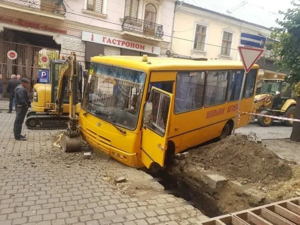 Шкільний автобус з дітьми влетів у яму у Чернівцях