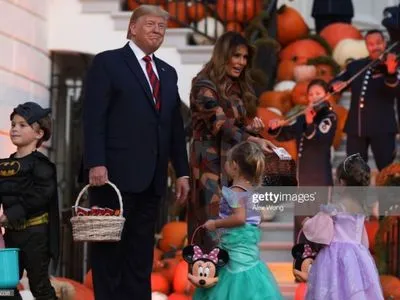 Супруги Трампов отметил Хэллоуин на лужайке Белого Дома