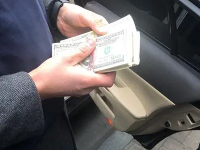 Работник НБУ за 50 тыс. долл. обещал предпринимателю помочь с лицензией на обмен валюты