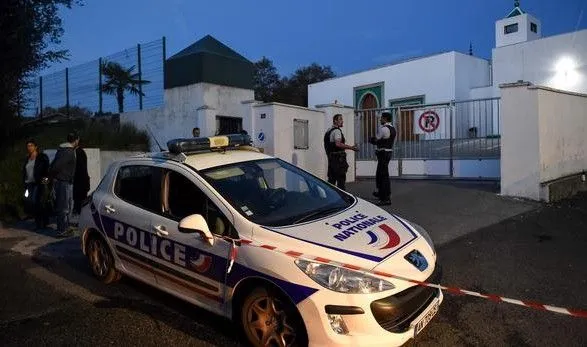 Во Франции 84-летний сторонник Ле Пен устроил стрельбу возле мечети
