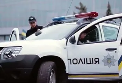Допомагав жінці з візком: поліція спростувала інформацію про викрадення дитини у Києві