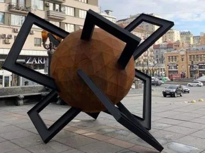На прежнем постаменте Ленина в Киеве появилась новая скульптура