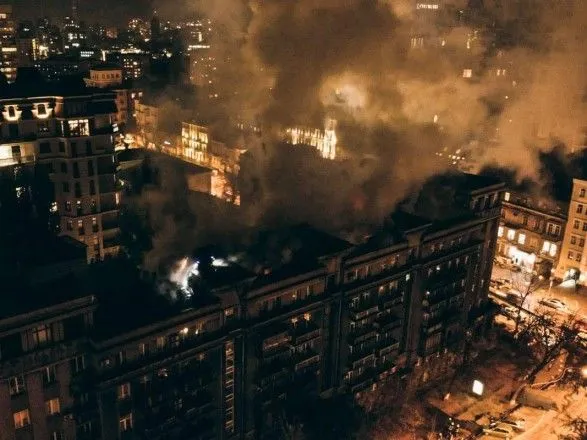 Пожежу в будинку у центрі Києва ліквідували, його мешканців розмістили в автобусі
