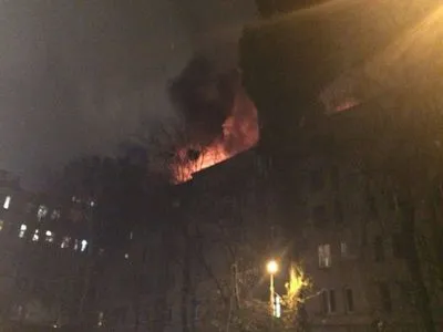 В центре Киева горит жилой дом, проводится эвакуация жителей