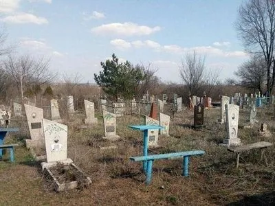 На Луганщині засудили трьох чоловіків за наругу над могилами