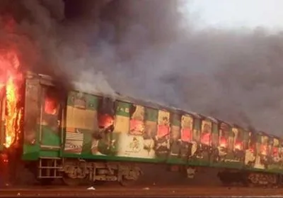 Пожежа у поїзді в Пакистані: кількість жертв зросла до 73 осіб