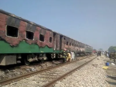 В Пакистане погибли по меньшей мере 65 человек из-за пожара в поезде