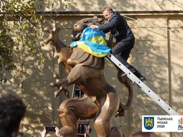 Найбільшого лева Львова одягнули у національний стяг на честь річниці створення ЗУНР