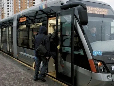 Вночі невідомі обстріляли швидкісний трамвай у Києві