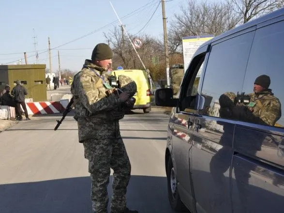 В очередях на КПВВ на Донбассе застряли 240 автомобилей