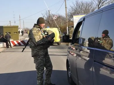В очередях на КПВВ на Донбассе застряли 240 автомобилей