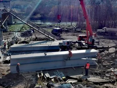 У Станиці Луганській розпочали монтаж другої металоконструкції мосту