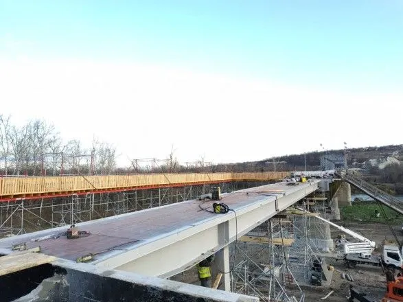 В Станице Луганской завершили укладку металлоконструкций моста