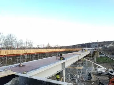 У Станиці Луганській завершили укладання металоконструкцій мосту