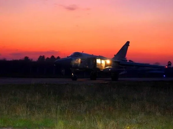 Українські Су-24 з тактичної авіації провели навчання у негоду