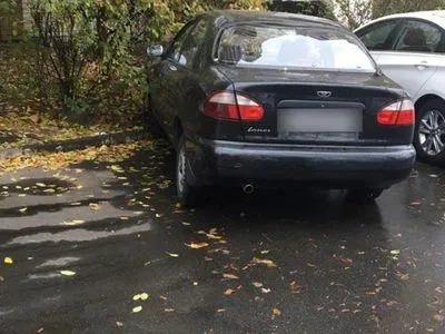 П'яний водій у Києві не зміг припаркуватися та врізався у машину