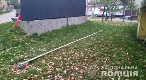 На Киевщине россиянин повредил флагшток с флагом ОУН