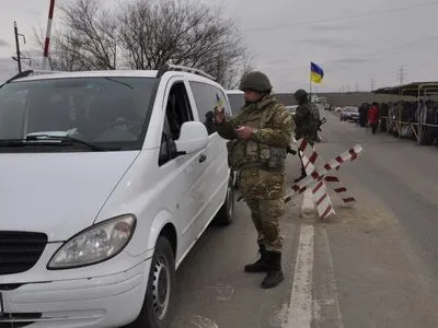 На КПВВ на Донбасі понад 150 автівок у чергах