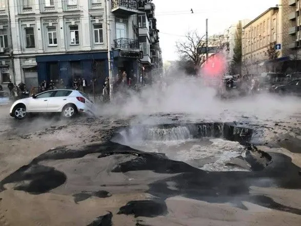 Не прошло и года: стала известна интересная деталь масштабного порыва теплосети в Киеве