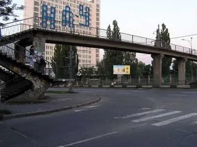 Відсьогодні у столиці закривають пішохідний міст на проспекті Комарова