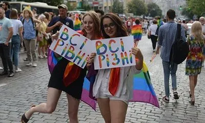 Гельсінська спілка закликала Зеленського засудити заборону проведення ЛГБТ-заходів у Чернівцях