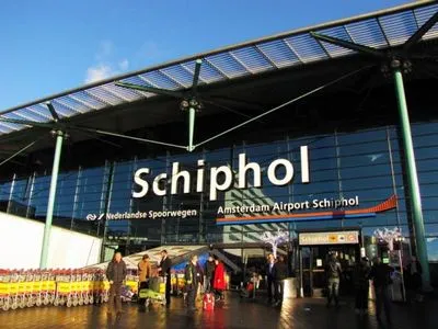 Пилот самолета в нидерландском аэропорту Схипхол случайно нажал кнопку тревоги
